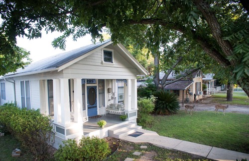New Braunfels House | Free Tubes & River Access: Vintage Home with Private Deck