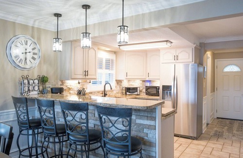 Albemarle House | Experience Lake Views & Free Tritoon Boat with Stay