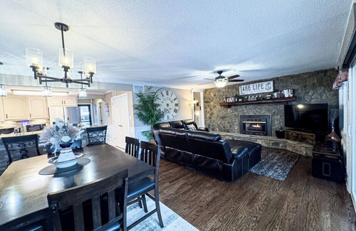 Albemarle House | Experience Lake Views & Free Tritoon Boat with Stay