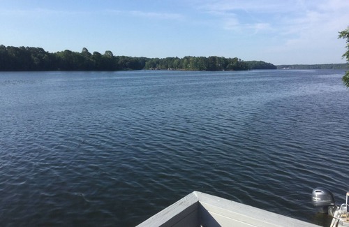 Albemarle House | Experience Lake Views & Free Tritoon Boat with Stay