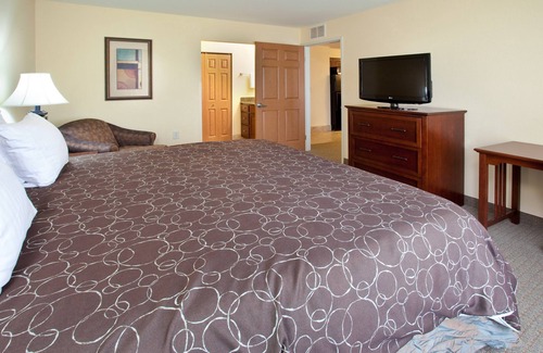 Elkhart Condo | Enjoy Free Breakfast & Wi-Fi with Indoor Pool Access