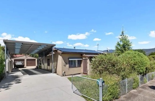 Talbingo House | Tathra of Talbingo: Free Wi-Fi, Netflix & Family-Friendly Stay