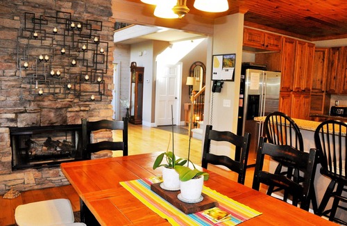 Blairsville Cabin | Relaxing Retreat with Free Wi-Fi and Private Dock Access