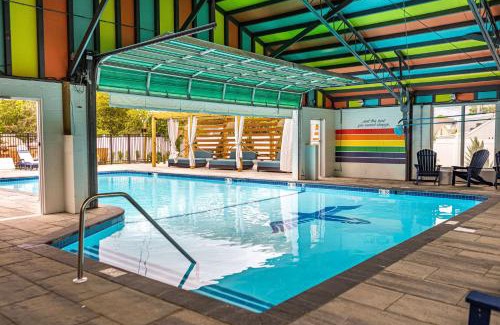 West Yarmouth Hotel | Inviting Freebird Motor Lodge with Pool and Hot Tub