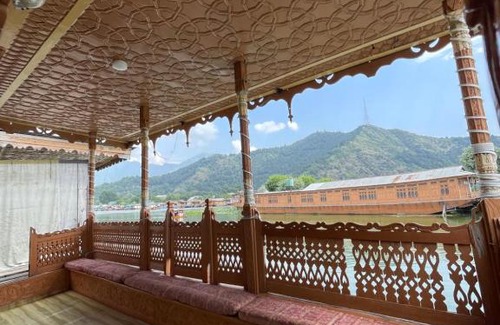 Dal Lake Boat Rental | Guest Rated 10/10: Freedom Accommodation & Family Travel