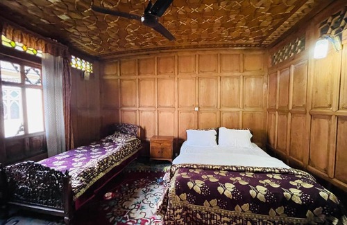 Dal Lake Boat Rental | Guest Rated 10/10: Freedom Accommodation & Family Travel