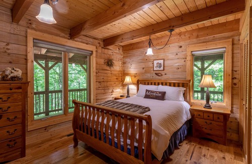 Boone Cabin | Freedom Lodge: Relaxing 5BR Retreat with Hot Tub & Pool Table