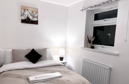 Bletchley House | Convenient MK Centre Stay with Free Parking for Families
