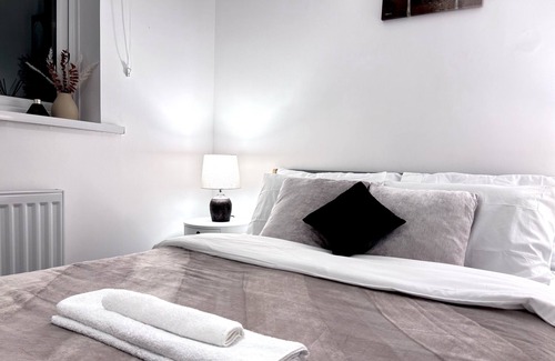 Bletchley House | Convenient MK Centre Stay with Free Parking for Families