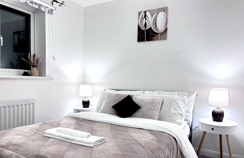 Bletchley House | Convenient MK Centre Stay with Free Parking for Families