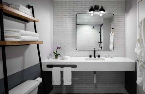 Cambridge Hotel | Comfortable Freepoint Hotel Cambridge with Pool & Spa Amenities