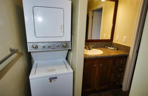 Lake Jackson Apartment | Guest Rated: Freeport Studios with Ocean View & Private Beach