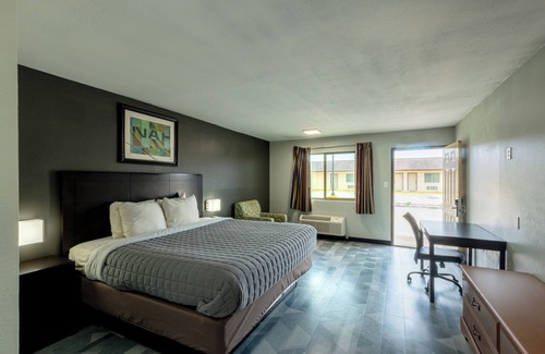 Freer Hotel | Discover Executive Inn Freer: Family-Friendly with Dining