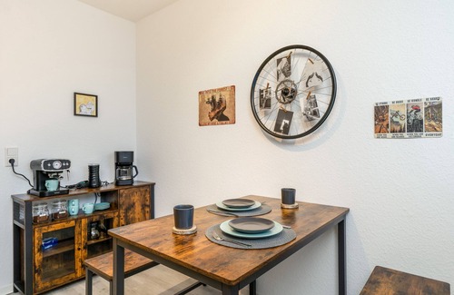 Oberhenneborn House | FREERIDE: Pet-Friendly Escape Near Greenhill with Bike Room