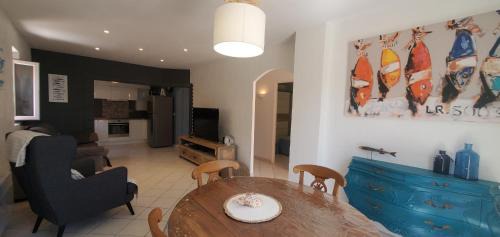 Frejus Plage Apartment | Frejus Plage a 50m des plages, 1er etage de villa