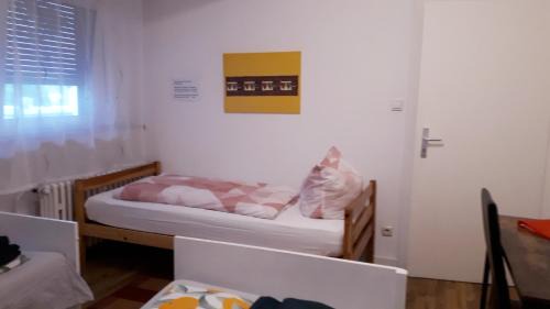 Moenchengladbach Apartment | Fremdenzimmer: Guest Rated Excellence at 8/10