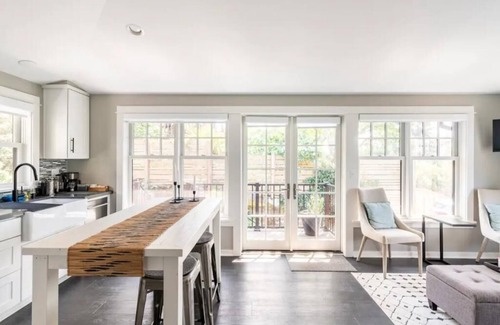Fremont Cottage | Bright Fremont Cottage with Kitchen & Garage - Guest Rated 10/10