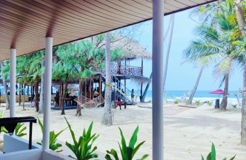 Trincomalee Hotel | Cozy French Garden at Pragash Beach with Private Ocean Views