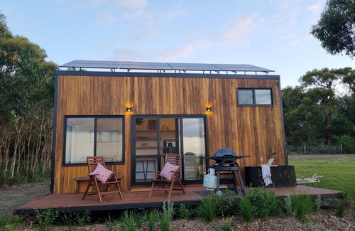 French Island Cabin | Unique French Island 3921: Tiny House with Pool & Breakfast
