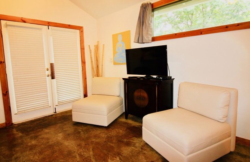 Cherrywood Apartment | French Place Contemporary Studio, Lofted Ceiling & Large Windows