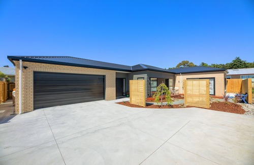 Blenheim House | Brand New Comfy Home with Spa & Family-Friendly Amenities