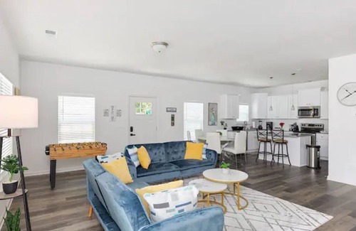 Charlotte House | Cozy Retreat Near Uptown with Hot Tub & Private Yard