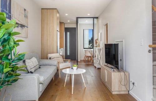 Grey Lynn Apartment | Contemporary Grey Lynn Unit with Private Patio & Top Reviews