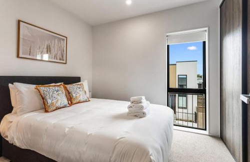 Grey Lynn Apartment | Contemporary Grey Lynn Unit with Private Patio & Top Reviews