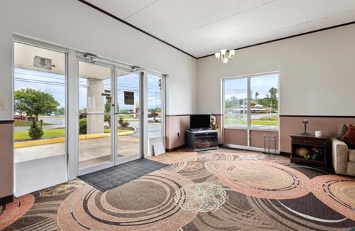 Greeneville Hotel | Fresh Room Near Local Eats With Pets Welcome and Parking