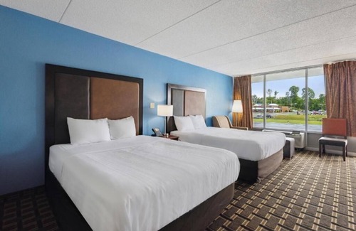 Greeneville Hotel | Fresh Room Near Local Eats With Pets Welcome and Parking