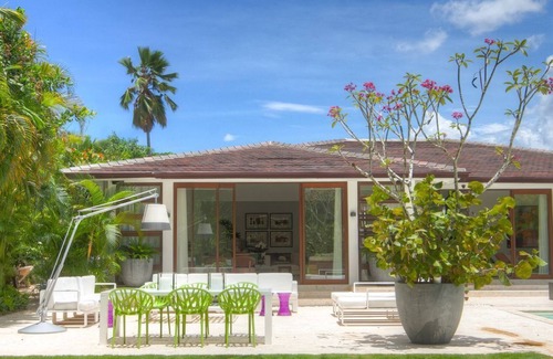 Los Lagos House | Freshened up, exquisitely built LL37 villa, walking distance to Minita's beach