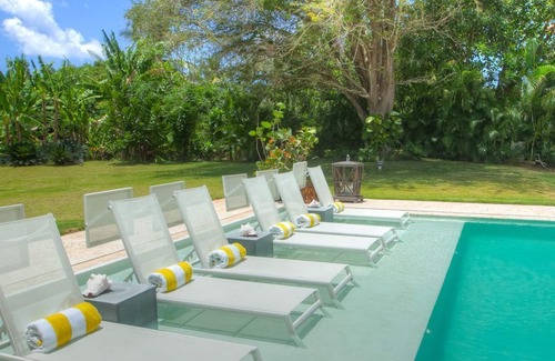 Los Lagos House | Freshened up, exquisitely built LL37 villa, walking distance to Minita's beach