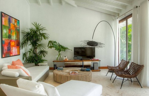 Los Lagos House | Freshened up, exquisitely built LL37 villa, walking distance to Minita's beach