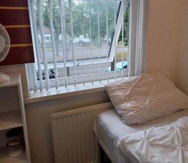 Birmingham House | Inviting Fresher Space Home Stay with 8/10 Guest Rating