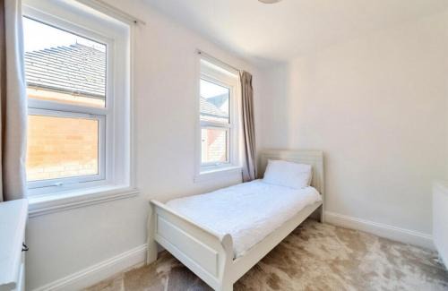 Evesham Apartment | Family-Friendly Apartment Near Cotswolds with Free Parking
