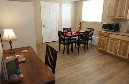 Cascade Apartment | Beautifully Remodeled 2 Bedroom Suite with Full Kitchen