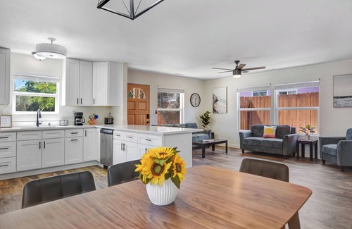 Santa Rosa House | Pet-Friendly Four Bedroom Retreat in Wine Country