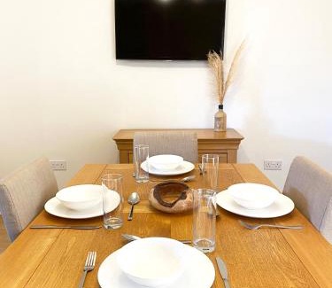 Hereford House | Renovated 2 Bedroom Victorian Townhouse - Family Friendly Stay