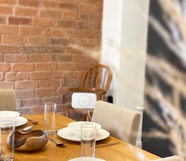 Hereford House | Renovated 2 Bedroom Victorian Townhouse - Family Friendly Stay