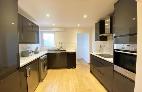 Hereford House | Renovated 2 Bedroom Victorian Townhouse - Family Friendly Stay