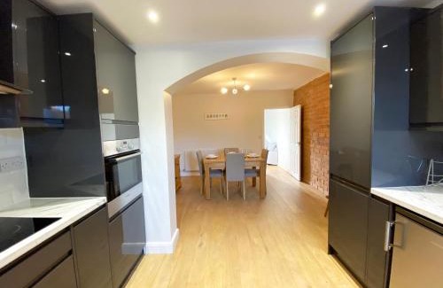 Hereford House | Renovated 2 Bedroom Victorian Townhouse - Family Friendly Stay