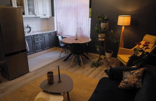 Maskavas Forstate Apartment | Renovated Retreat by Scenic Parks with Spa and Breakfast