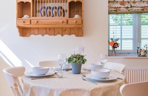 Cranbrook House | Welcoming Freshwater Barn: Pet-Friendly Family Retreat