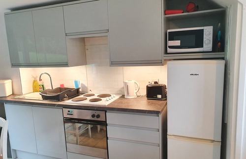 Pembroke Apartment | Oceanfront Freshwater Bay Holiday Cottages - Rated 9.6/10