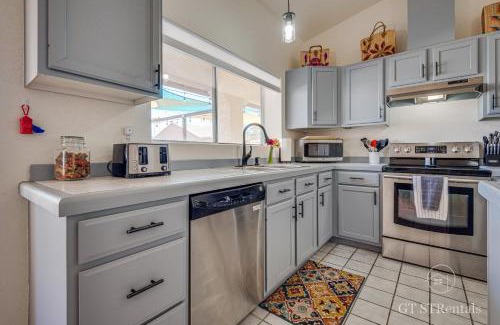 Sunridge Estates House | Family and Pet-Friendly Getaway in a Prime Location!