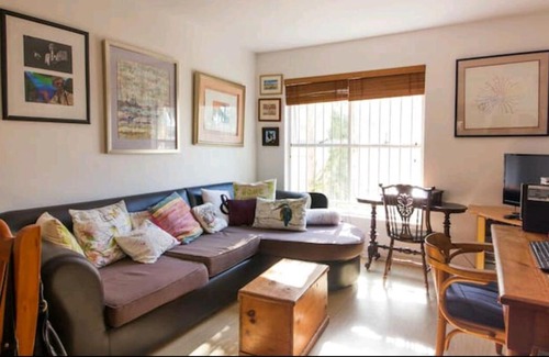 Fresnaye Apartment | Convenient Fresnaye Close Apartment with Pool in Sea Point