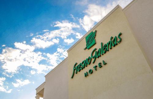 Torreon Hotel | Discover Fresno Galerias: 4-Star Getaway with Pool & Breakfast