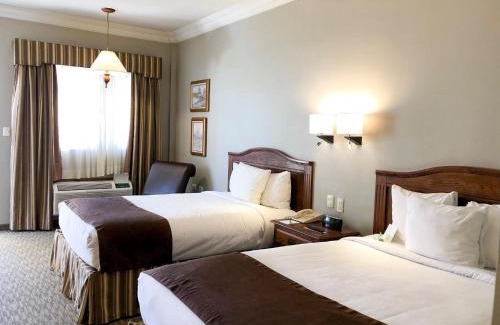 Torreon Hotel | Discover Fresno Galerias: 4-Star Getaway with Pool & Breakfast