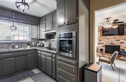 Raisin House | Top-Rated Fresno State Home with Private Pool & Game Room