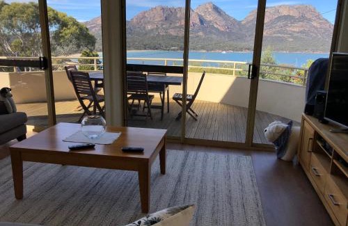 Coles Bay House | Beachfront Escape at Freycinet Beach House with Ocean Views